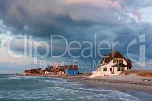 Heiligenhafen an der Ostsee im Abendlicht mit dramatischem Himmel