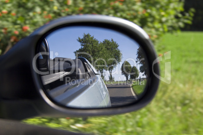 Die Fahrt im Cabrio - Blick in den Seitenspiegel