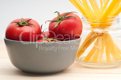 fresh tomato and spaghetti pasta