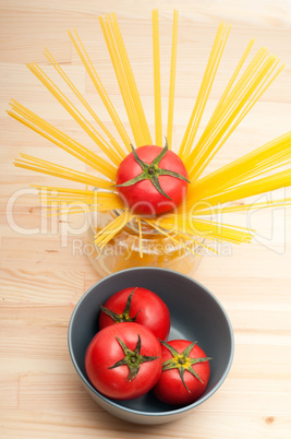 fresh tomato and spaghetti pasta