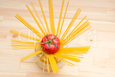 fresh tomato and spaghetti pasta