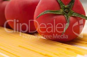 fresh tomato and spaghetti pasta