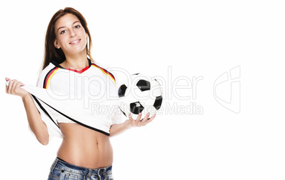 junge frau hält fussball zieht an ihrem trikot