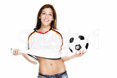 lachende junge frau hält fussball zieht an ihrem trikot