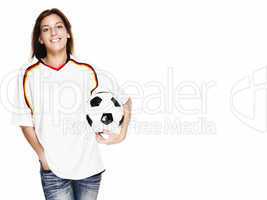 glückliche junge frau mit fußball trägt trikot