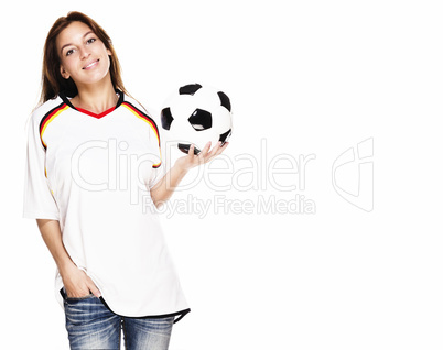 junge lachende frau trägt trikot und hält fussball
