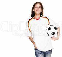 lachende junge frau in fussball trikot mit fußball unter dem arm