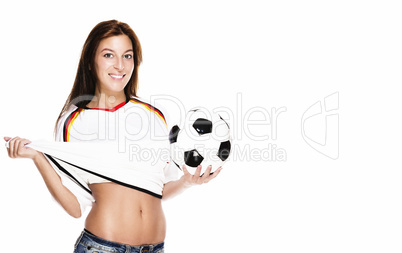 schöne junge frau präsentiert fussball und zieht an ihrem trikot