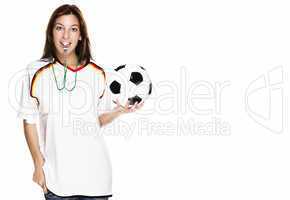 junge frau mit trillerpfeife trägt fussball trikot und hält fussball