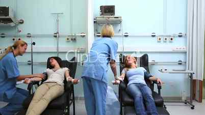 Frauen bei der Dialyse