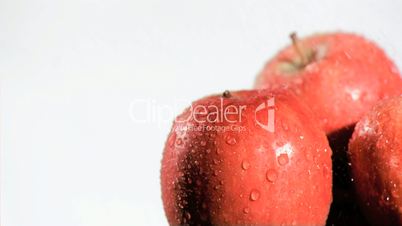 Äpfel im Regen in Zeitlupe
