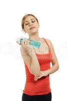 junge sportliche frau mit einer flasche wasser