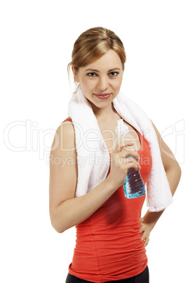 junge fitness frau mit einem handtuch und einer flasche wasser