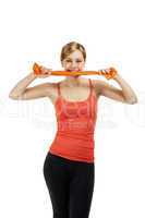 hübsche junge sportlerin beisst in orangenes fitness band