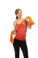 junge sportlerin mit einem orangenen fitness band