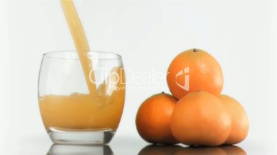 Orangensaft einschenken in Zeitlupe
