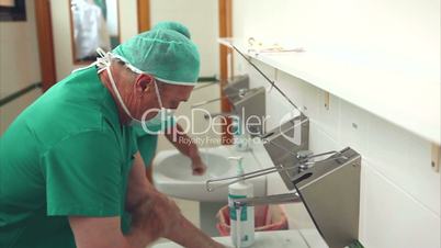 Ärzte beim Händewaschen