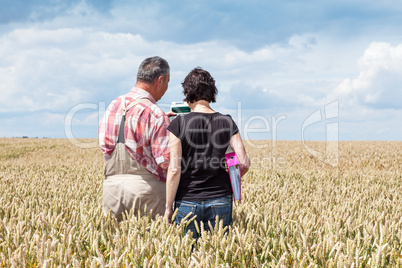 Farmer and agricultural engineer in the field discuss