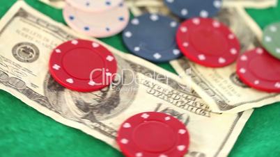 100-Dollar-Scheine und Pokerchips