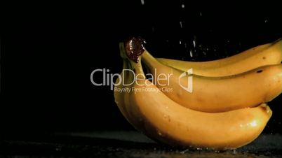 Bananen im Regen in Zeitlupe