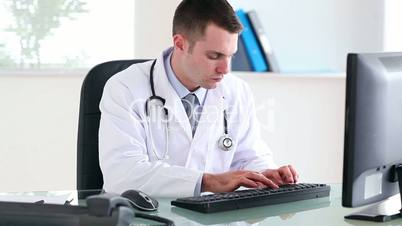 Arzt am Computer