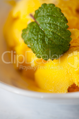 Mango-Eiscreme mit Zitronenmelisse