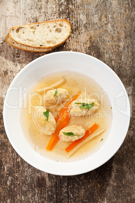 Bayerische Grießnockerlsuppe mit Karotten