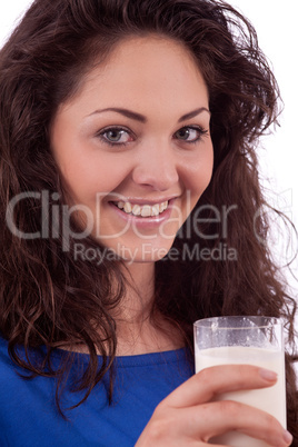 junge lächelnde frau trinkt milch aus einem glas