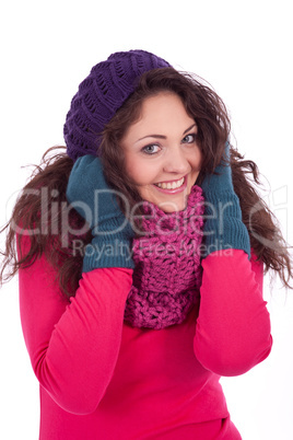 junge Frau mit Mütze schal und handschuhen im Winter