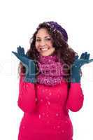 junge lachende dunkelhaarige frau im Winter mit schnee