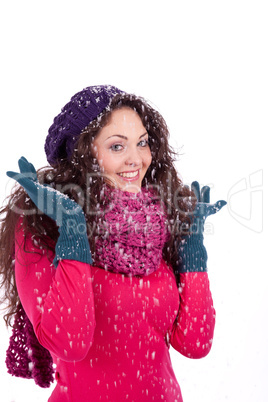 junge lachende dunkelhaarige frau im Winter mit schnee