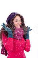 junge lachende dunkelhaarige frau im Winter mit schnee