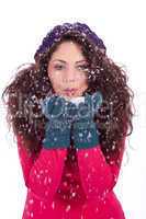 junge lachende dunkelhaarige frau im Winter mit schnee