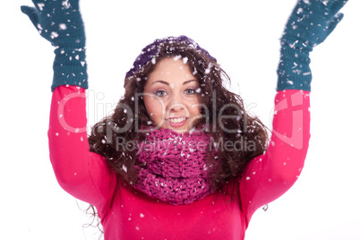 junge lachende dunkelhaarige frau im Winter mit schnee