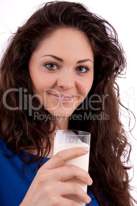 junge lächelnde frau trinkt milch aus einem glas