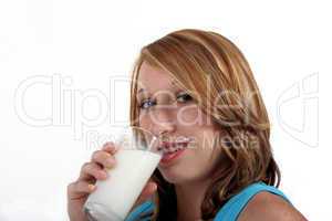 Junge Frau mit einem Glas Milch