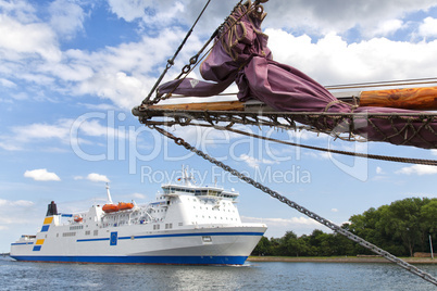 Fährschiff und Segelschiff in Travemünde, Deutschland