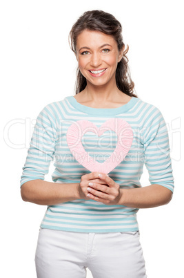 Frau mit einem rosa Herzen