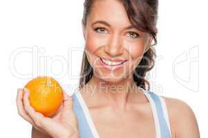 Frau mit einer Orange