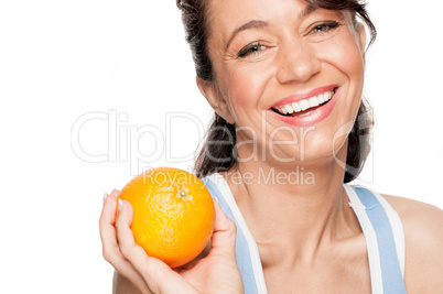 Frau mit einer Orange