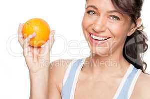 Frau mit einer Orange