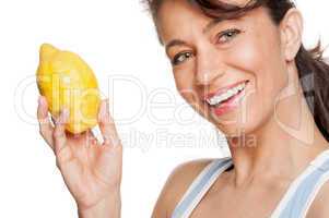 Frau mit Zitrone