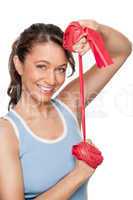 Frau mit rotem Gymnastikband