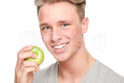 Junger Mann mit einem Apfel