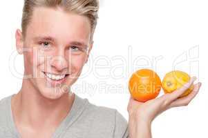 Junger Mann mit Orange und Zitrone