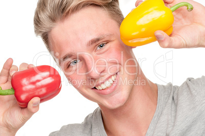 Junger Mann mit Paprika