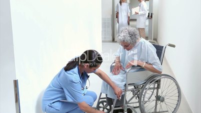 Nurse talking to a patient in a hospital