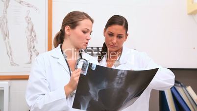 Doctors analysing a x-ray