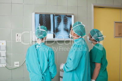 Medical team examining a X-ray