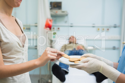 Nurse giving biscuits to a donor
